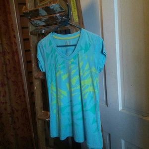 ⛵5/$15 Xersion fitted v-neck T-shirt